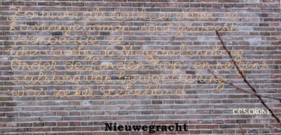 833245 Afbeelding van een tekstfragment van de Utrechtse schrijver C.C.S. Crone (1914-1951), geschilderd op de zijgevel ...